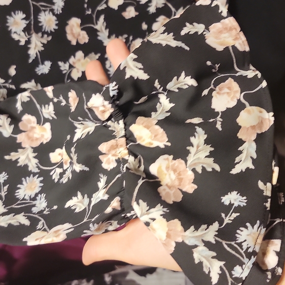 CECERuffled V-Neck Blouse size medium - Picture 4 of 5